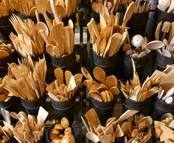 10 outils de cuisine incontournables cuillères en bois
