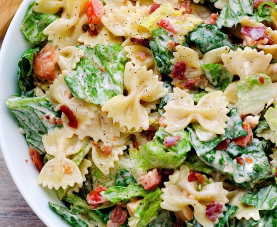 10 recettes faciles à préparer pour un potluck salade de pâtes blt