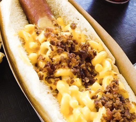 22 snacks incontournables à savourer à Disney World - mac and cheese hot-dog