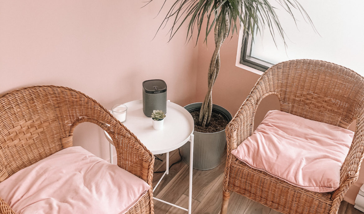 Dermagyms salle de soin avec chaises roses