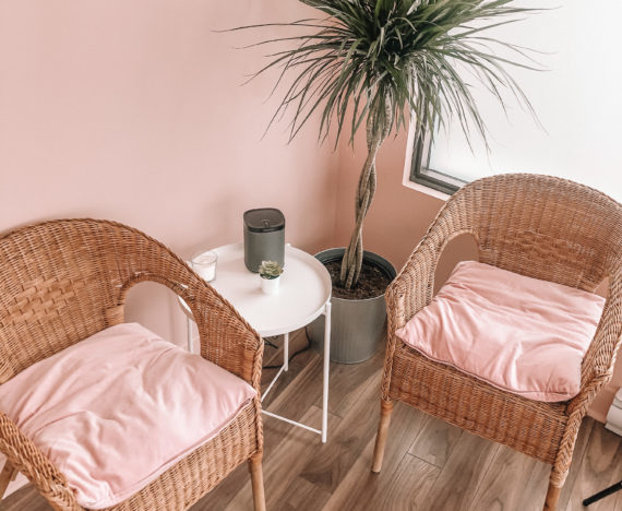 Dermagyms salle de soin avec chaises roses