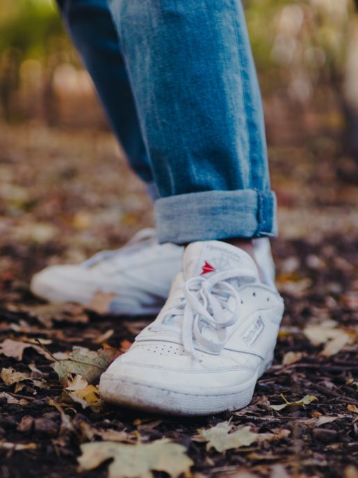 chaussures blanches dans la forêt COMMENT NETTOYER DES CHAUSSURES BLANCHES