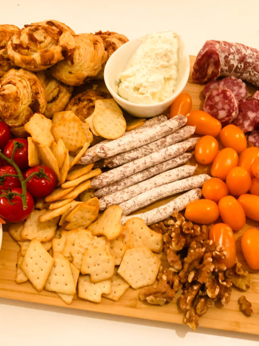 plateau apéro avec charcuteries européennes