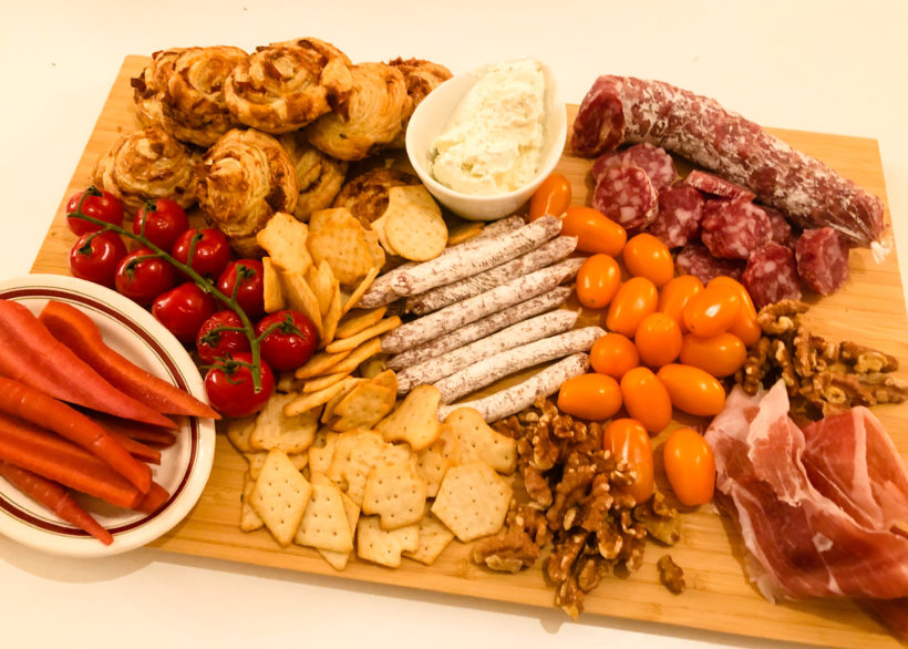 plateau apéro avec charcuteries européennes