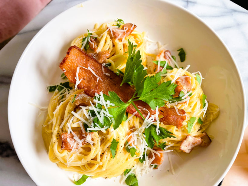 Recette de pâtes carbonara à base de fromages européens