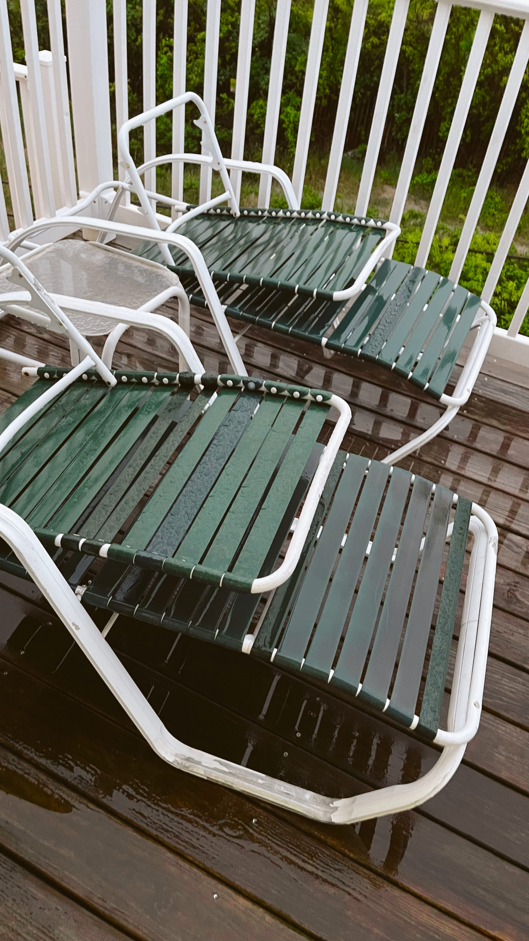 Chaises longues sous la pluie