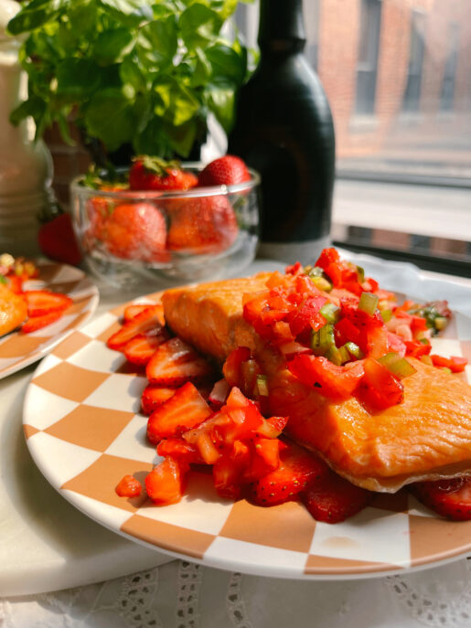 salsa de fraises pour saumon grillé délicieuse