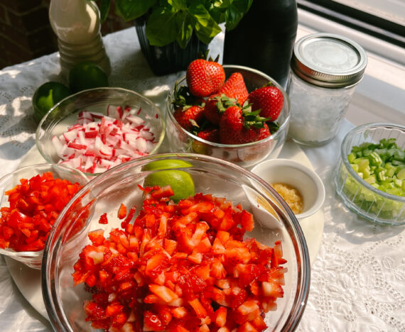 ingrédients pour salsa de fraises pour saumon grillé
