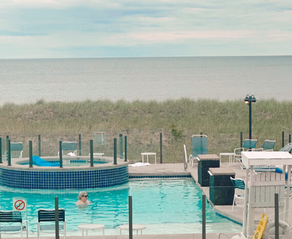 Piscine au Waves Oceanfront Resort