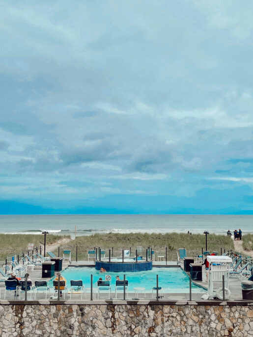 Piscine avec vue sur la plage au Waves Oceanfront Resort