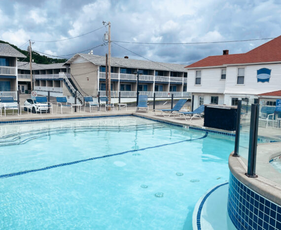 Piscine au Waves Oceanfront Resort