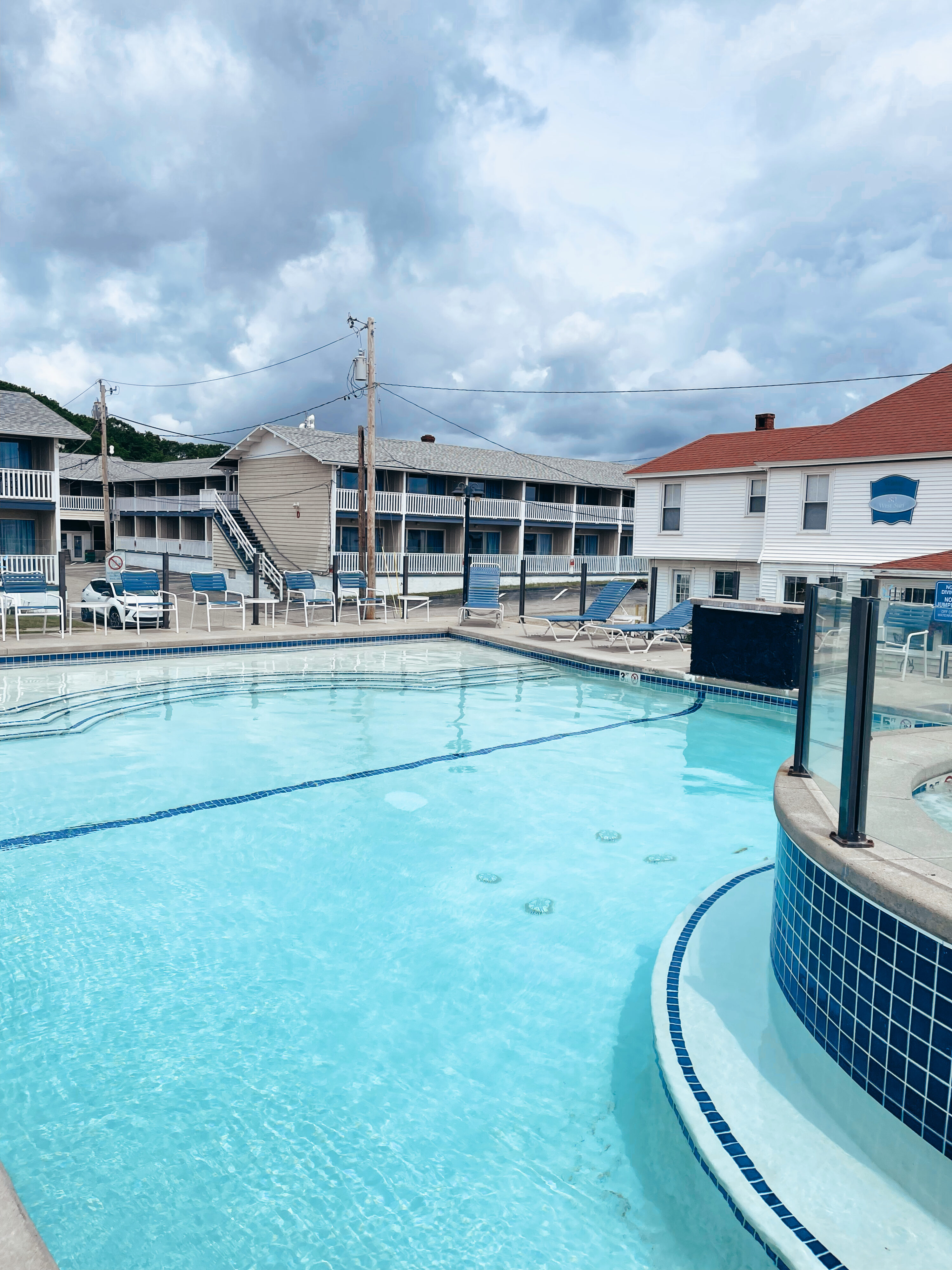 Piscine au Waves Oceanfront Resort