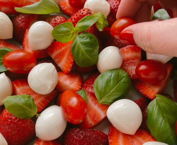 préparation de la salade caprese aux fraises