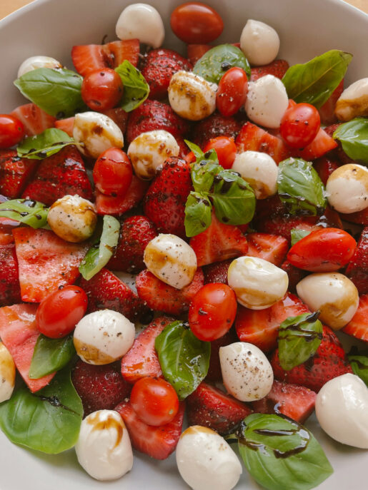 salade caprese aux fraises fraîches du Québec