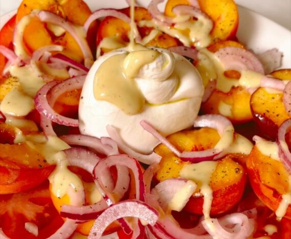 Recette de Salade de pêches, tomates et Burrata