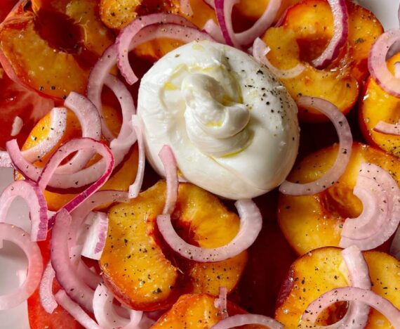 Recette de Salade de pêches, tomates et Burrata
