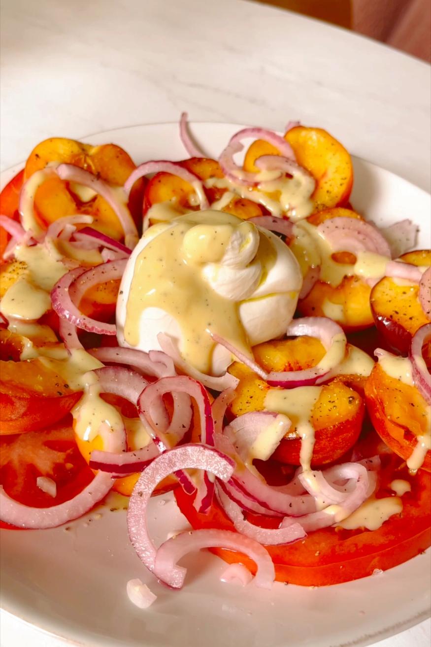 Recette de Salade de pêches, tomates et Burrata