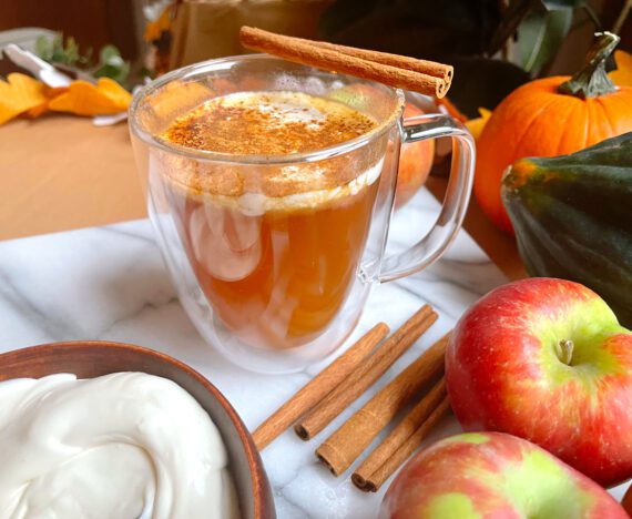 tasse de jus de pommes chaud