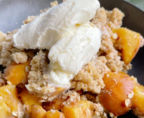 Croustade aux pêches avec crème glacée à la vanille