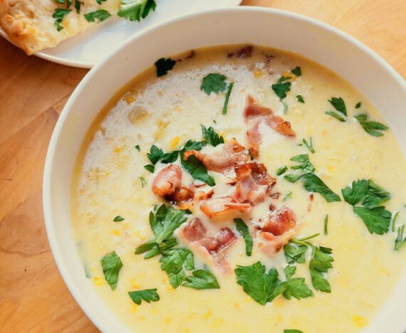 soupe au maïs et pain naan à l'ail