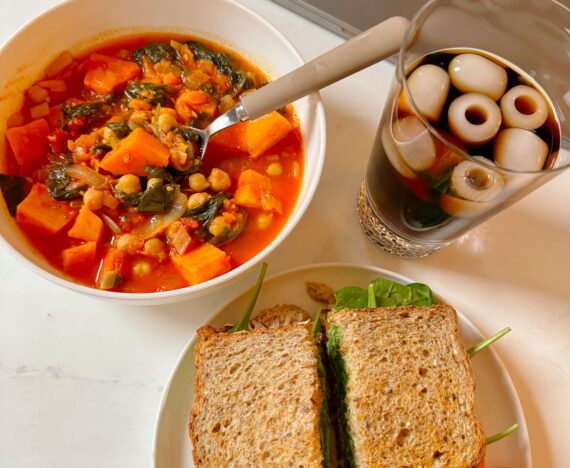soupe aux légumes et sandwich pour le lunch