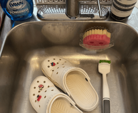 Comment nettoyer les Crocs avec des produits ménager