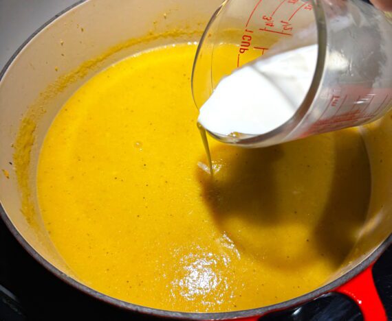 Potage au chou-fleur, pommes et patate douce