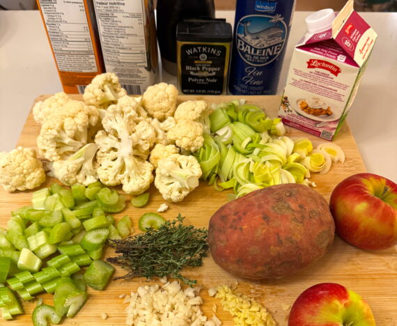 Ingrédients pour cuisiner un potage au chou-fleur, pommes et patate douce