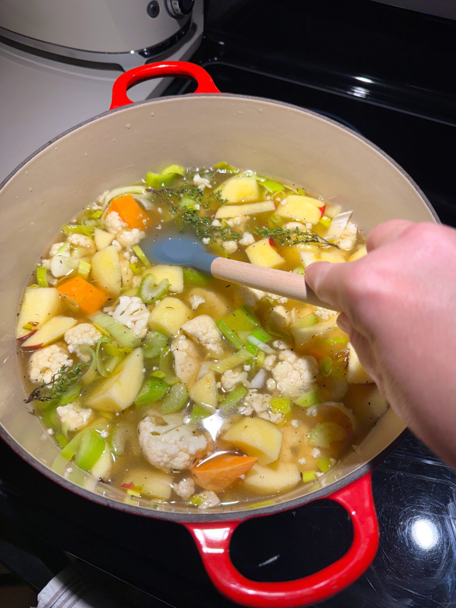 Potage au chou-fleur, pommes et patate douce à cuisiner cet automne
